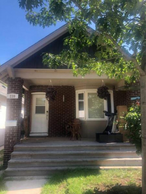 2 bedroom Toronto Beaches Big Backyard